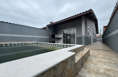 Casa localizada lado a praia a 500 metros do mar com 3 quartos e area gourmet possuindo churrasqueira e piscina