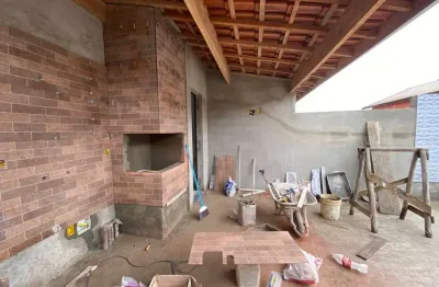 Casa em condominio fechado lado praia a 1200 metros do mar com 3 quartos e area gourmet com churrasqueira e piscina