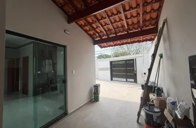 Casa localizada proxima a praia a 500 metros de distancia do mar com 2 quartos e area gourmet possuindo churrasqueira e piscina