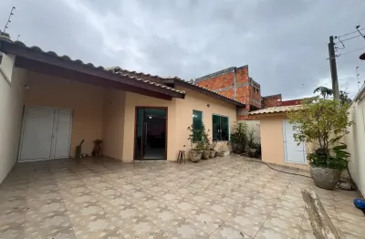 Casa localizada lado praia a 900 metros do mar com 3 quartos 1 sendo suite, contém área de serviço e espaço para piscina