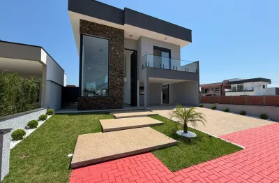 Casa de alto padrão em condomínio fechado localizada lado praia a 1500 metros metros do mar, casa com  4 quartos suites e area gourmet possuindo churrasqueira e piscina