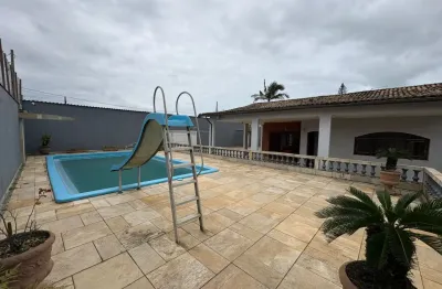 Casa lado praia a 60 metros do mar com 3 quartos e area gourmet com churrasqueira e piscina