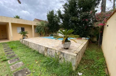 Casa localizada lado praia a 800 metros metros do mar com 2 quartos e area gourmet possuindo churrasqueira e piscina