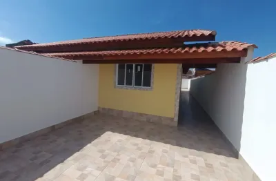 Casa localizada lado praia a 1500 metros do mar com 2 quartos e area gourmet possuindo churrasqueira e piscina