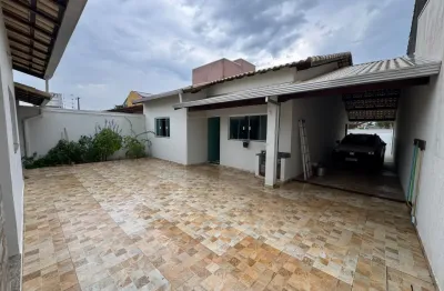 Casa localizada proxima da praia a 200 metros do mar com 3 quartos 2 sendo suites, area gourmet com churrasqueira e espaço para piscina