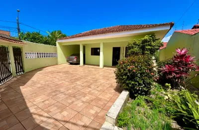 Casa localizada lado praia a 800 metros do mar com 3 quartos e area gourmet com jardim, churrasqueira e espaço para piscina