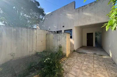 Casa localizada lado praia a 1500 metros com 75m² de área construída e vaga para 2 automóveis