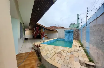 Casa localizada do lado da praia a 200 metros do mar com 3 quartos 2 sendo suíte, edícula e area gourmet com piscina, fogão a lenha e churrasqueira