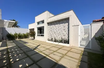 Casa alto padrão localizada lado praia a 150 metros do mar em rua pavimentada com 3 quartos e possui area gourmet moderna contendo piscina com cascata e churrasqueira