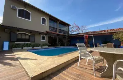 Casa em alto padrão localizada lado serra a 100 metros da rodovia em rua pavimentada com 5 quartos sendo 3 suítes, area gourmet possuindo churrasqueia e piscina