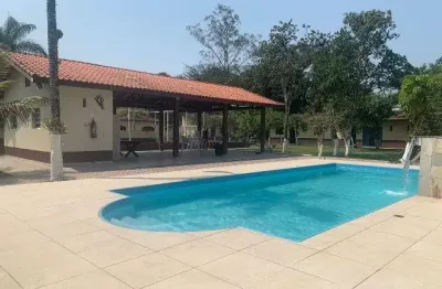 Chacara localizada lado serra a 1000 metros da rodovia com 6 quartos sendo 5 suites, possui area gourmet com piscina e churrasqueira