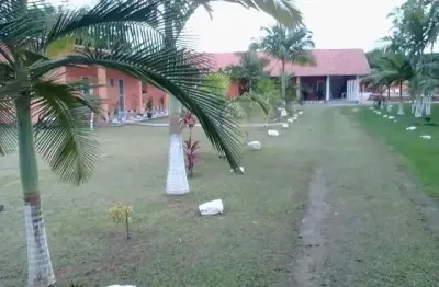 Chácara localizada lado serra a 3500 metros da rodovia com 11 quartos e area gourmet possuindo churrasqueira e piscina