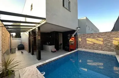 Casa localizada lado praia a 200 metros do mar com 3 quartos suítes, area gourmet possuindo churrasqueira e piscina