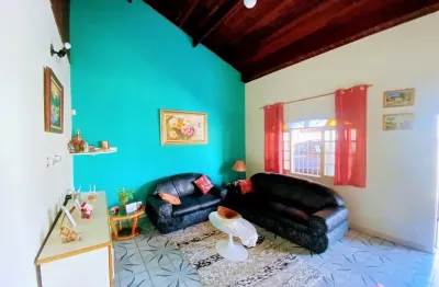 Casa lado praia a 50 metros do mar com 6 quartos, possui piscina e area gourmet com churrasqueira