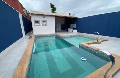 Casa localizada lado praia a 500 metros do mar com 3 quartos suítes, em rua pavimentada, area gourmet com piscina e churrasqueira