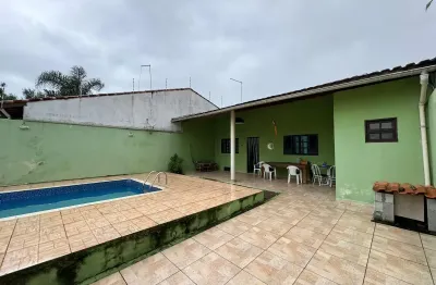 Casa localizado lado praia a 450 metros do mar com 2 quartos, area gourmet possui churrasqueira e piscina