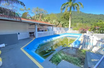 Chácara com 8 quartos e 10 banheiros, possui piscina, churrasqueira, lago com peixes, espaço gourmet, arvores frutiferas e mobiliada.