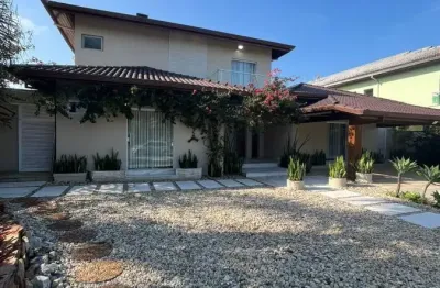 Casa de alto padrão em condominio fechado localizado lado serra em frente a rodovia com 5 quartos suítes e closet, area gourmet com piscina e churrasqueira