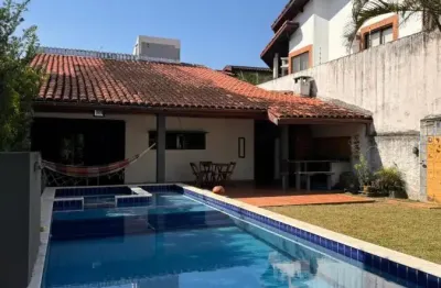 Casa localizada lado praia a 500 metros do mar com 4 quartos e espaço gourmet com piscina e churrasqueira