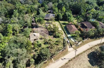 Chácara localizada lado serra a 3000 metros da rodovia com 3 quartos suítes e area gourmet com piscina e churrasqueira