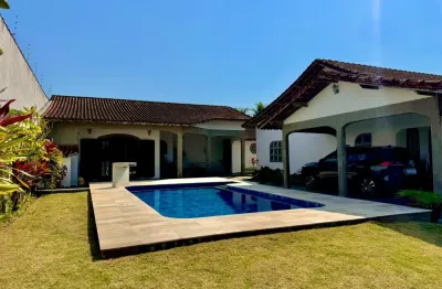 Casa localizada próxima da praia a 200 metros do mar com 3 quartos 2 sendo suíte e area gourmet com churrasqueira piscina e jardim