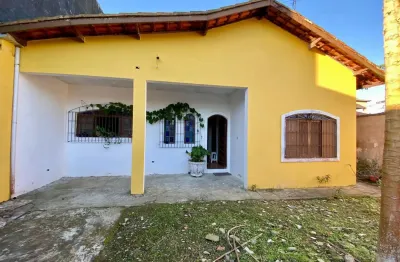 Casa localizada lado praia a 450 metros do mar com 3 quartos e area gourmet possui piscina, churrasqueira e árvores frutíferas