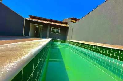 Casa localizada lado praia a 700 metros do mar com 2 quartos e piscina