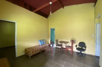 Chácara localizada lado serra a 13000 metros da rodovia, possui piscina, churrasqueira, curral, lago e galinheiro