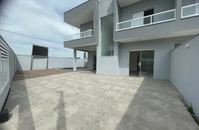Casa localizada frente ao mar com 3 quartos e area gourmet possuindo churrasqueira e piscina