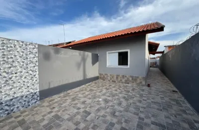 Casa localizada lado praia a 1400 metros do mar com 2 quartos, possui piscina e area gourmet com churrasqueira