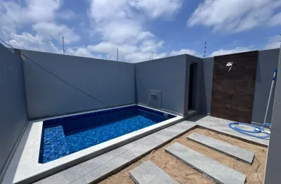 Casa localizada lado serra a 2400 metros do mar em rua calçada com 2 quartos, area giurmet com churrasqueira e piscina
