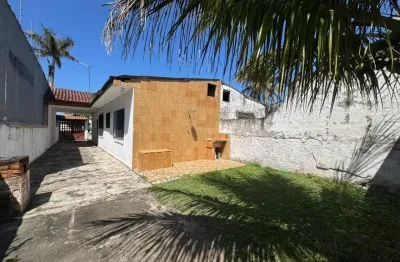 Casa localizada lado praia a 300 metros do mar em rua pavimentada com 2 quartos