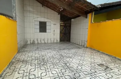 Casa localizada lado praia a 50 metros do mar em rua pavimentada com 2 quartos e area de lazer com churrasqueira