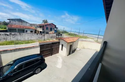 Casa localizada lado praia em frente ao mar em rua pavimentada com 2 quartos
