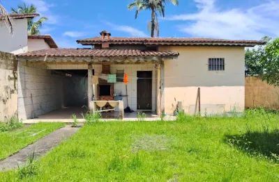 Casa localizada lado praia a 140 metros do mar em rua pavimentada com 3 quartos e area de lazer com churrasqueira