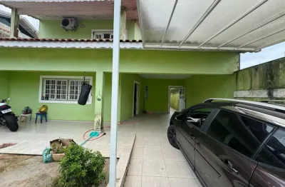 Casa localizada lado praia a 50 metros do mar em rua pavimentada com 3 quartos e area gourmet com churrasqueira