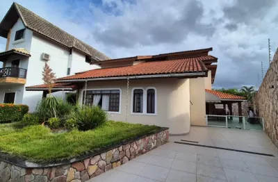 Casa em condomínio de alto padrão localizada lado praia a 900 metros do mar em rua pavimentada, area gourmet com churrasqueira e piscina