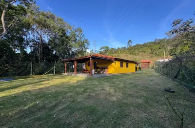 Chácara localizada lado serra com 3000m² de area total, 2 quartos, grande lago, lindo jardim, piscina, area gourmet com churrasqueira e diversas árvores frutíferas