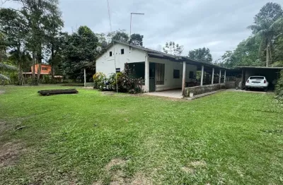 Chácara localizada lado serra a 4000 metros da rodovia com 2 quartos, galinheiro e area de lazer com lago