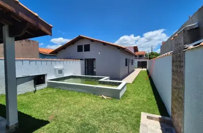 Casa localizada lado praia a 1200 metros do mar, com 2 quartos, area de serviço, piscina e espaço gourmet churrasqueira