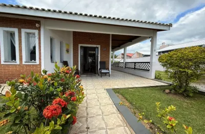 Casa localizada lado praia a 100 metros do mar em rua pavimentada com 3 quartos e area gourmet com churrasqueira