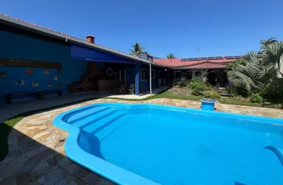 Casa localizada lado praia a 100 metros do mar em rua calçada, possui area de serviço, jardim, piscina e espaço gourmet com churrasqueira