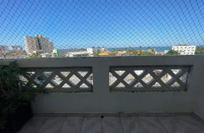 Apartamento localizado lado praia a 150 metros do mar em rua calçada, possui sacada e vista para o mar