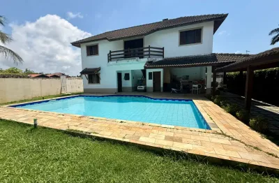 Casa localizada lado serra a  40 metros da rodovia com 6 quartos suítes, possui area gourmet com churrasqueira, piscina e jardim