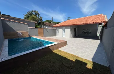 Casa localizada lado praia a 800 metros do mar com 2 quartos sendo 1 suíte, possui area gourmet com churrasqueira, piscina, jardim e area de serviço