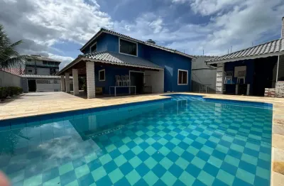 Casa localizada lado praia a 550 metros do mar em rua calçada com 4 quartos sendo 1 suíte, possui area gourmet com churrasqueira, piscina, area de serviço, jardim e árvores frutíferas