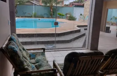 Casa localizada lado praia a 1000 metros do mar em rua calçada com 6 quartos sendo 3 suítes, possui area gourmet com churrasqueira, piscina, area de serviço, jardim e árvores frutíferas