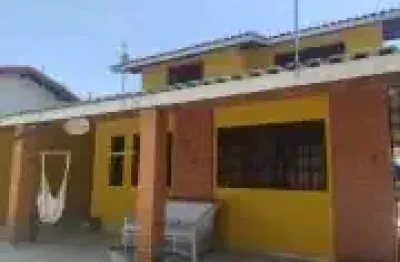 Casa localizada lado praia a 200 metros do mar em rua calçada com 4 quartos sendo 1 suíte, possui churrasqueira e piscina