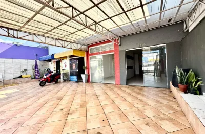 Sala comercial a 1000 metros do mar, possui 2 wc e vaga para 2 automóveis