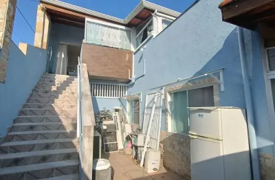 Casa localizada lado praia a 1900 metros do mar em rua calçada com 4 quartos sendo 2 suítes, possui area gourmet com churrasqueira, quintal, piscina, ponto comercial, energia solar e jardim